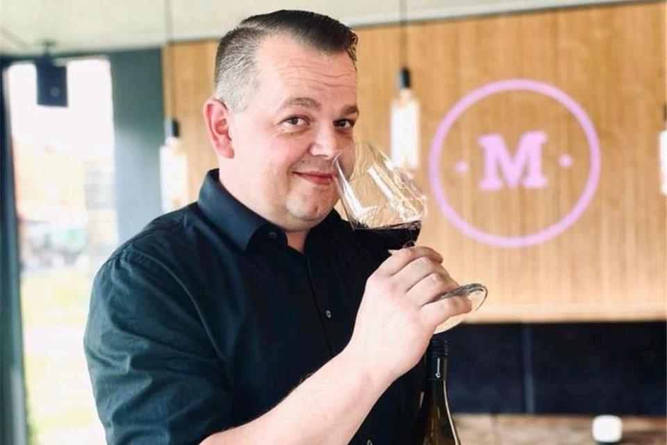 Wein-Sommelier leitet das Mahl und Meute in Raesfeld