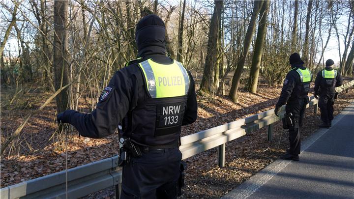 Hundertschaft durchkämmt Waldgebiet in Gescher und findet Leichnam 