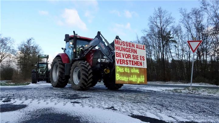 Landwirte fahren mit Treckern durchs Ruhrgebiet 