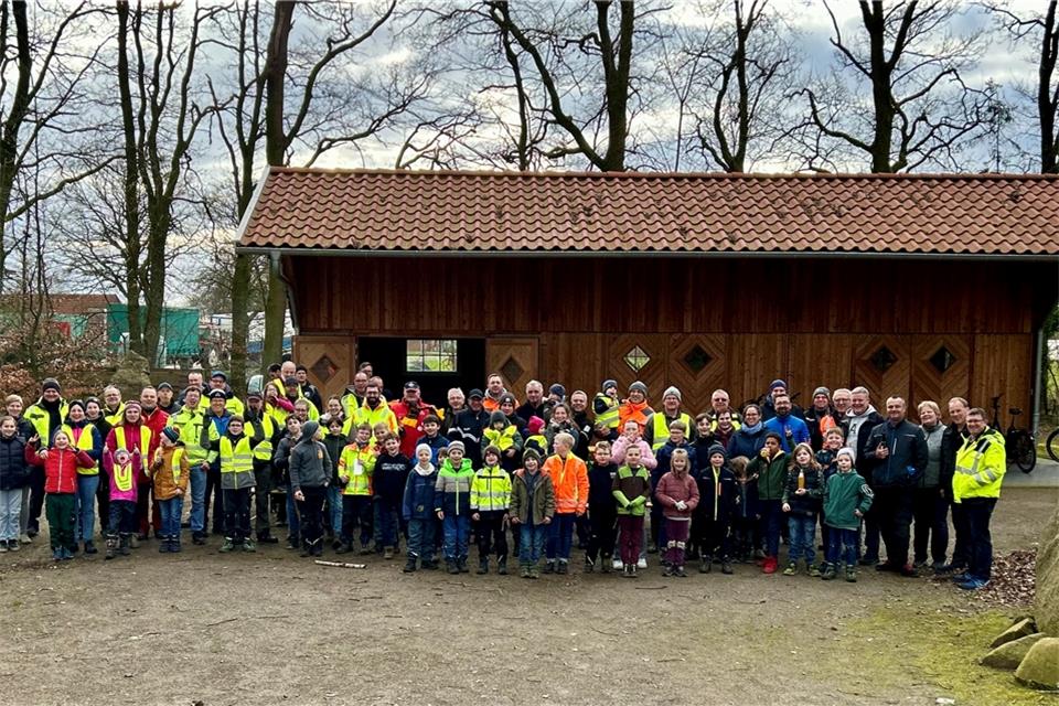 90 Marbecker halfen, das Dorf aufzuräumen 