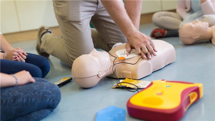 In Weseke hängen drei neue Defibrillatoren 
