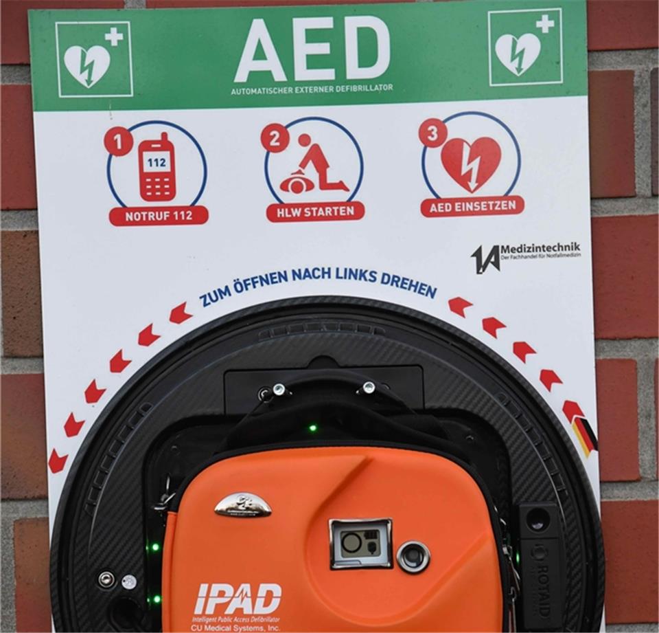 Gemeinde Raesfeld bringt Defibrilator am Bewegungspark an