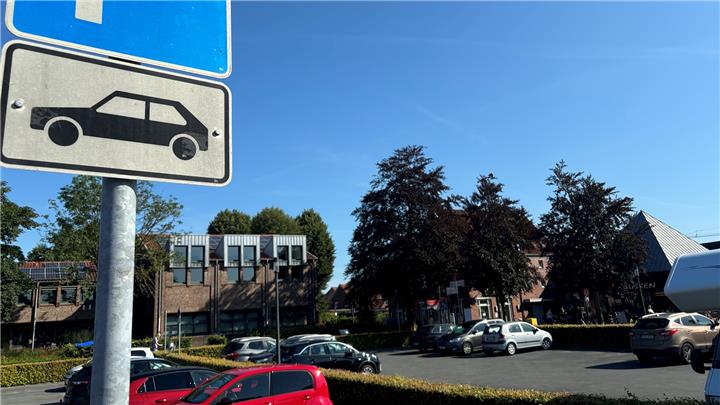 Umbau des Parkplatzes hinter dem Rathaus beginnt 