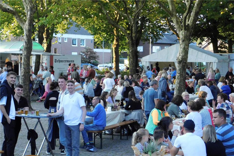 Bei lauschigen Temperaturen gab es am Samstagabend Essen, Trinken und Musik zum Genießen.