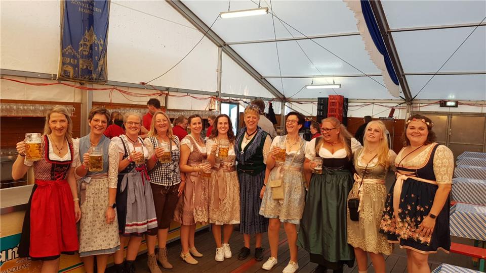 Das passende Outfit ist bei Oktoberfesten besonders wichtig: auch diese Frauengruppe setzt auf Tracht. 