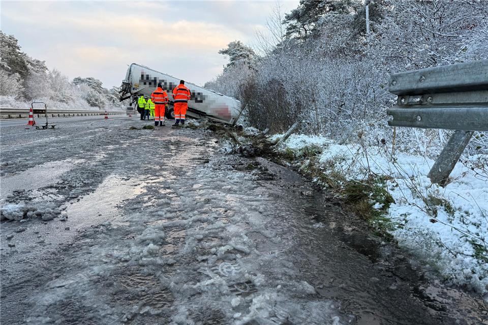 Lkw rutscht auf der A31 in den Graben