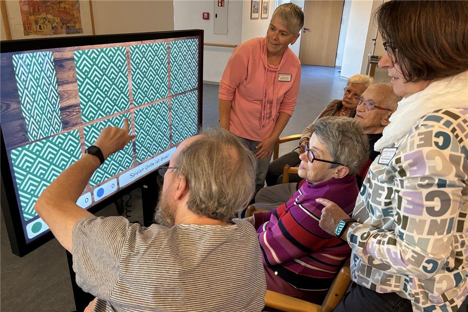 Bewohner testen neuen Aktivtisch im Raesfelder Seniorenhaus St. Martin 