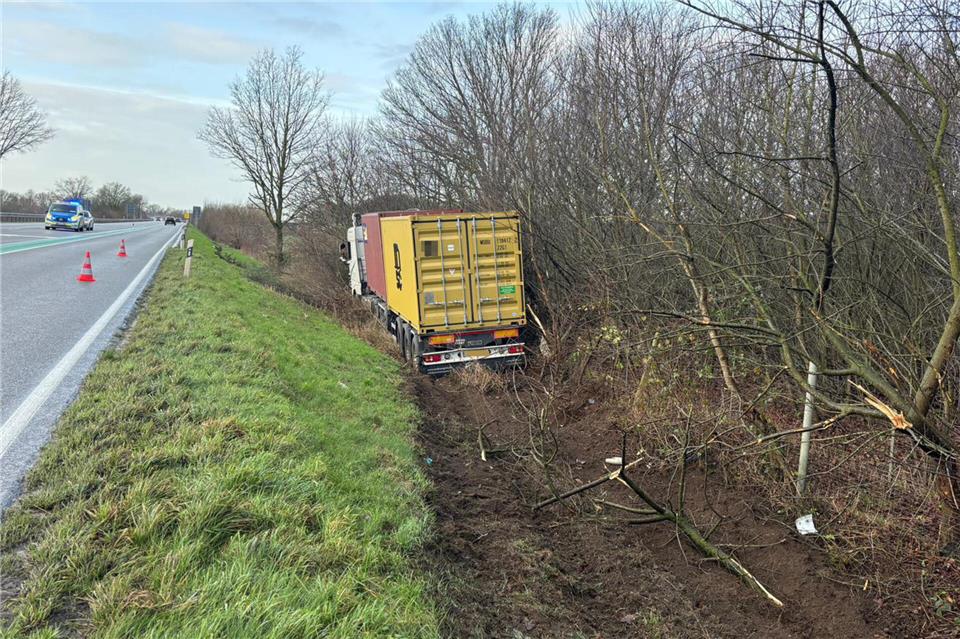Lastwagen rutscht auf B67 in den Graben: Straße wird gesperrt 