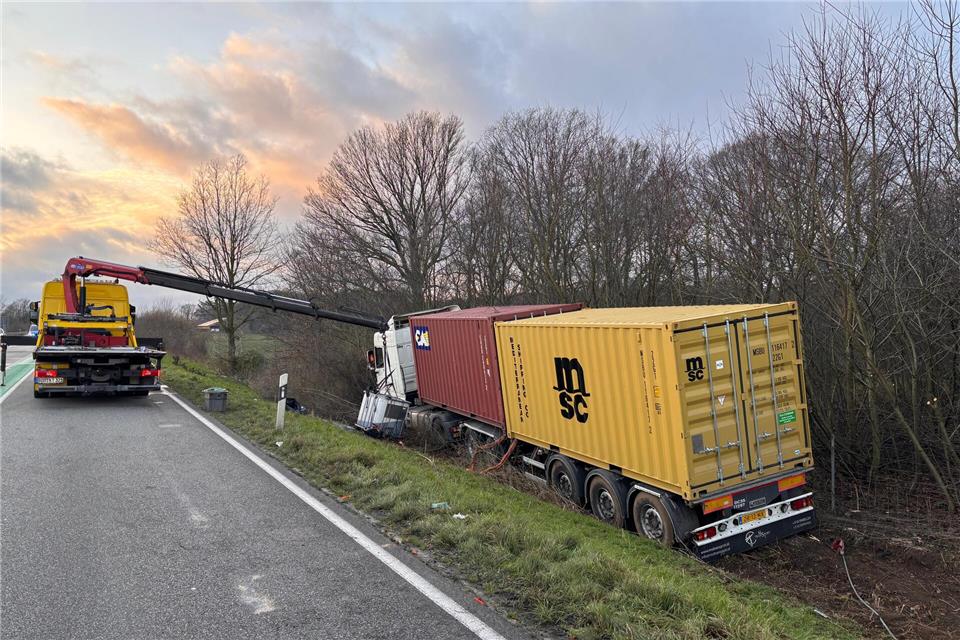 Lastwagen rutscht auf B67 in den Graben: Straße wird gesperrt 