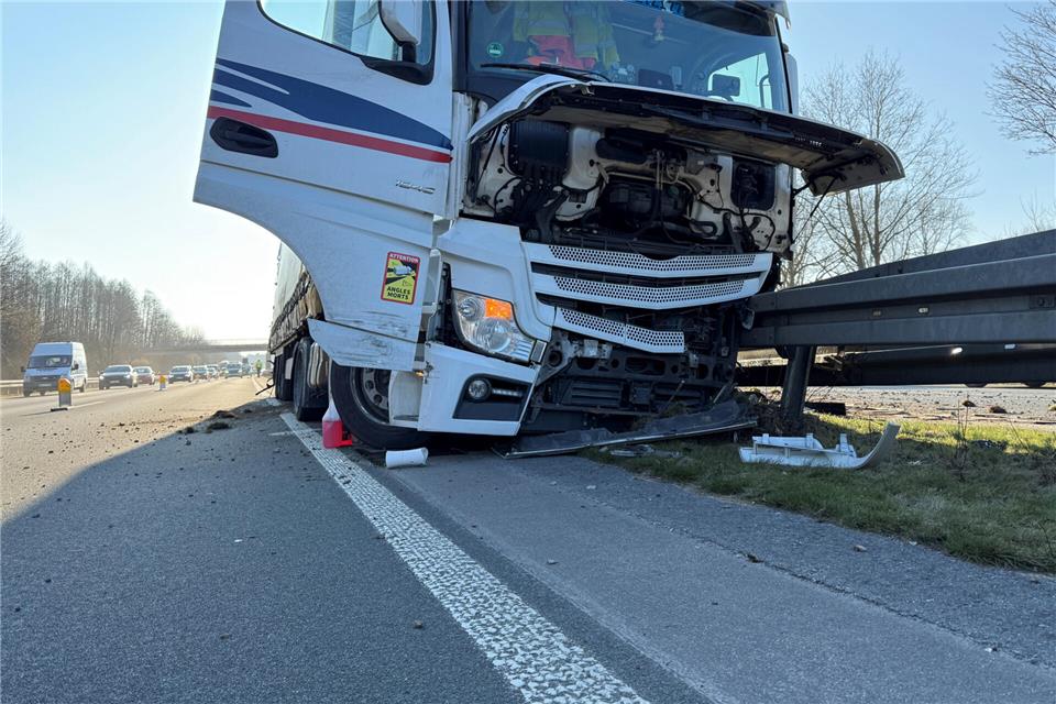 Lastwagenfahrer fährt auf A31 in Mittelleitplanke