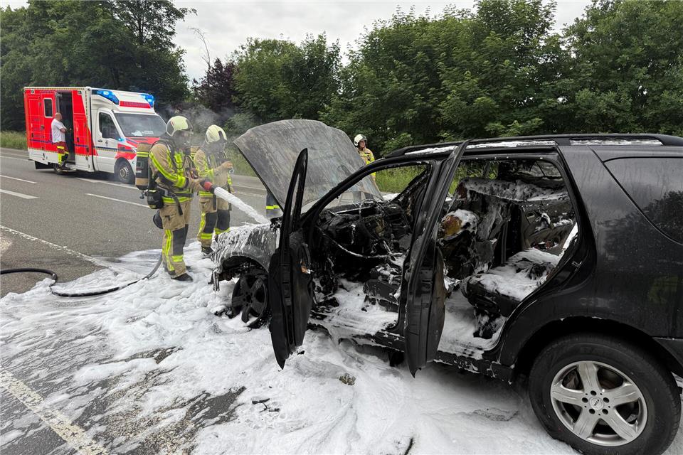 Wagen brennt auf B 224 aus - Straße gesperrt
