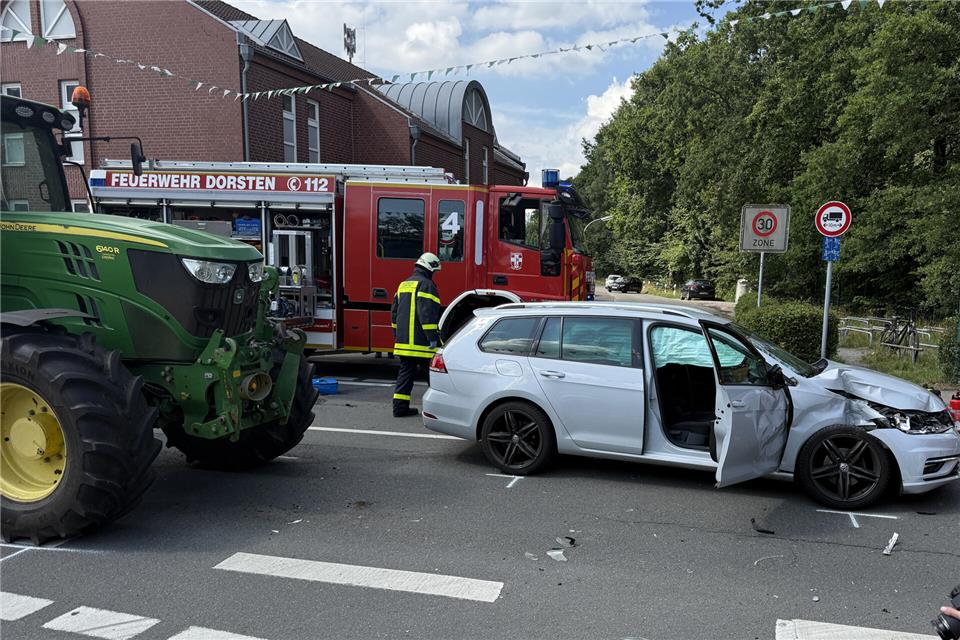 Drei Verletzte nach Kollision mit einem Traktor 