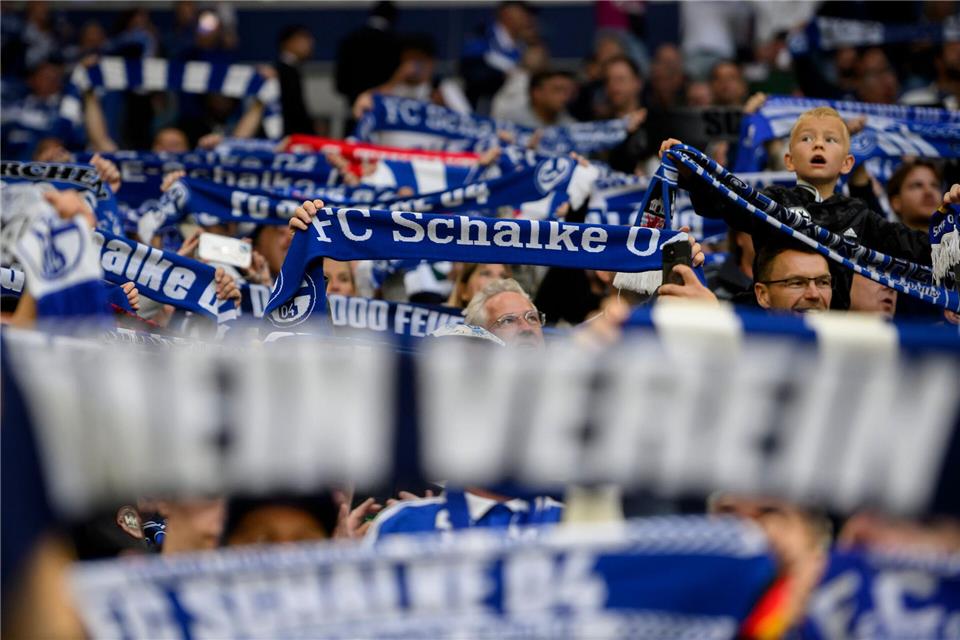 D ie Arena auf Schalke wird am 29. November zur Heimspielstätte des SV Lembeck. Der Landesligist war bei einem Online-Voting erfolgreich und tritt im Stadion des Zweitligisten gegen den VfL Senden an.