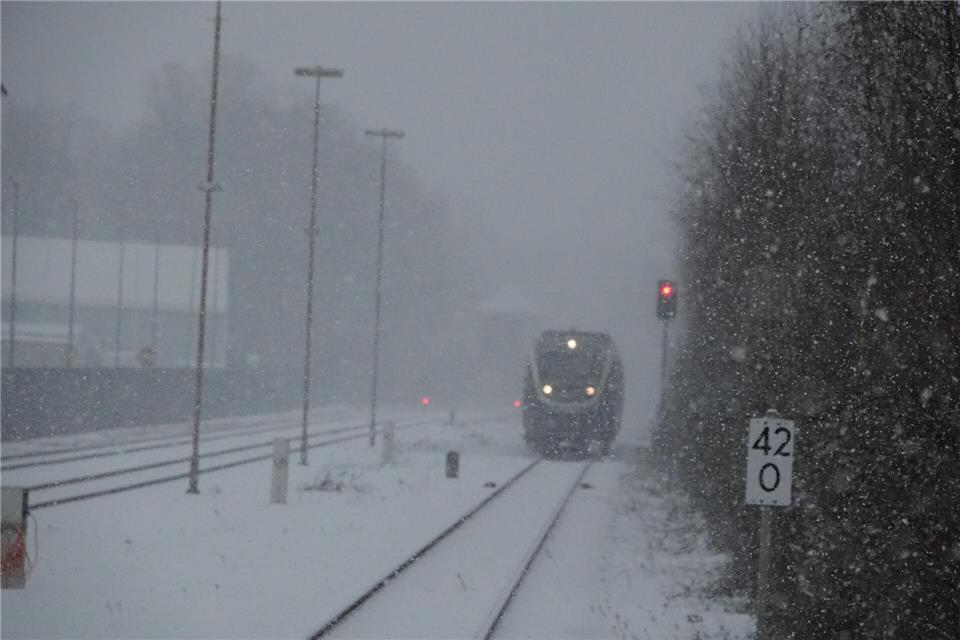 Neuschnee und Glätte: Eingestellte Buslinien, Probleme im Straßenverkehr und glückliche Kinder 