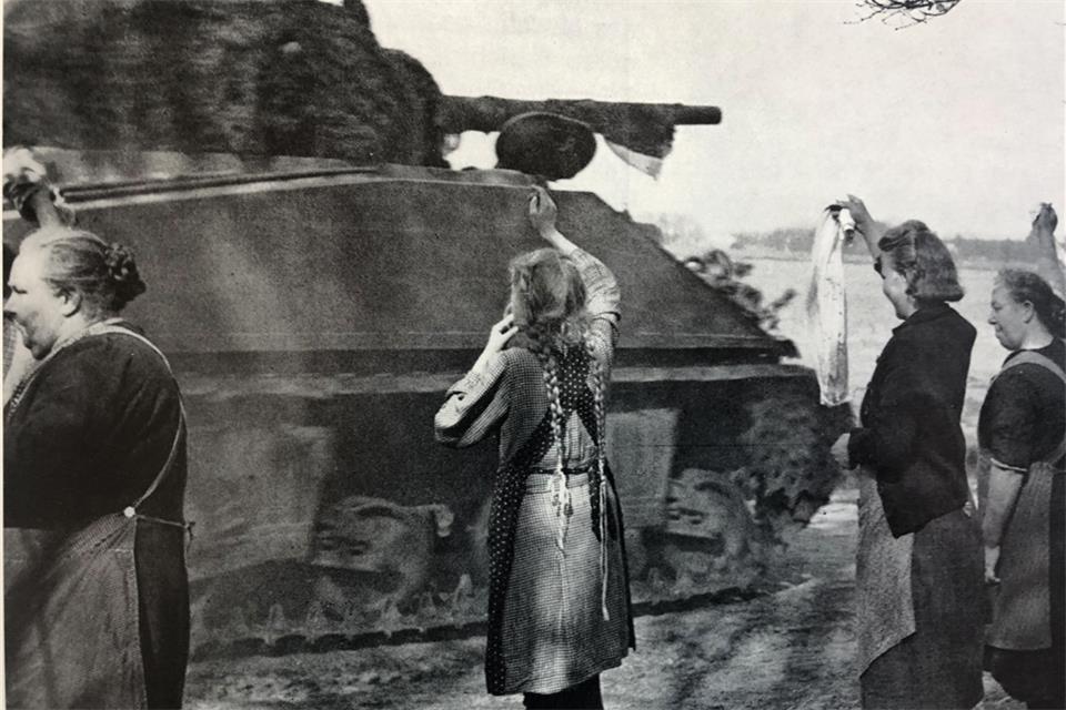 Bild aus dem Band „fünf vor null“: Panzer beim Vorstoß in Richtung Borken: Bauersfrauen mit weißen Tüchern zeigen den Soldaten, dass hier kein Widerstand geleistet wird.