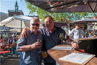 Weinfest lock Besucher auf den Marktplatz
