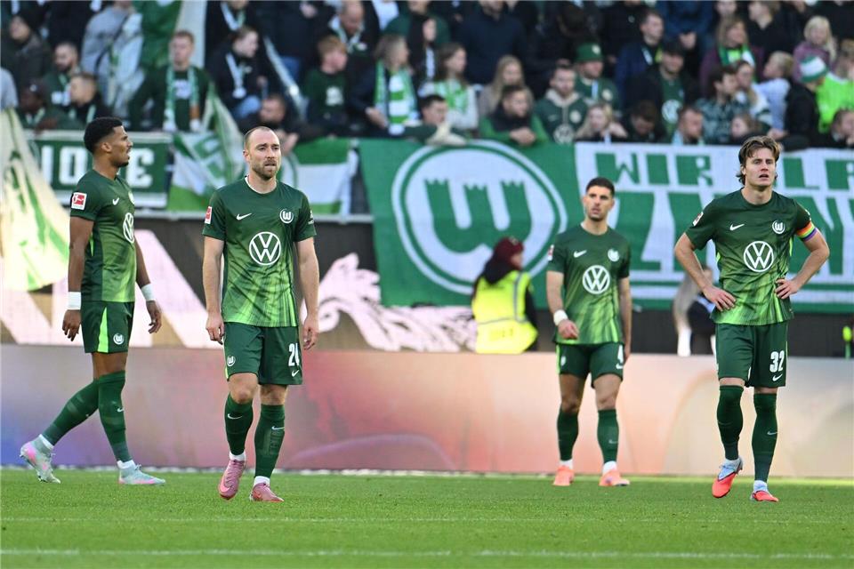 Die Probleme des VfL Wolfsburg: Mehr als nur der Trainer Bild mit Symbolcharakter: Enttäuschte Spieler des VfL WolfsburgSwen Pförtner/dpa