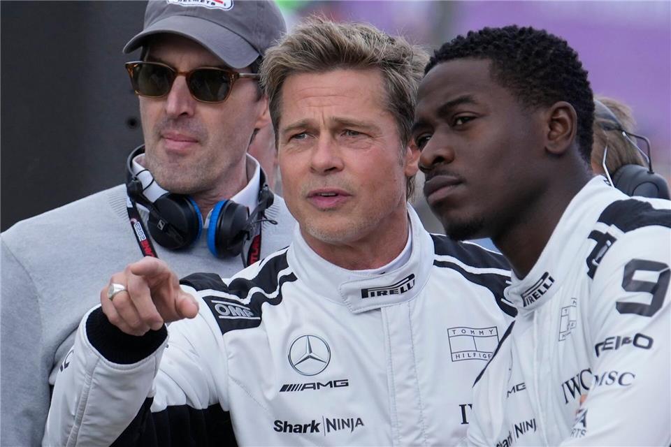 Bild von den Dreharbeiten im Sommer 2023 in Silverstone: Brad Pitt (Mitte) spricht mit Schauspielkollege Damson Idris (rechts). (Archivbild)Luca Bruno/AP/dpa