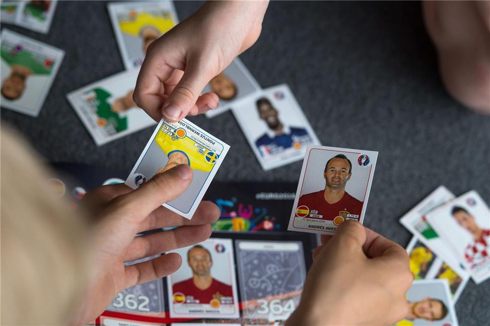 Bildchen tauschen fürs Sticker-Album. Wer da seltene Stars hat, steht hoch im Kurs. Das Tauschen kann für Streit sorgen, fördert aber auch die Kommunikationsfähigkeit bei Kindern. Sebastian Gollnow/dpa/dpa-tmn