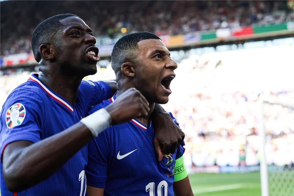 Bilden einen Sturm der Extraklasse: Ousmane Dembélé (l) und Kylian Mbappé. (Archivbild)Friso Gentsch/dpa