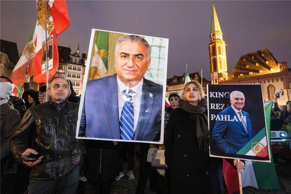 Bilder des Schah-Sohns werden auf Demonstrationen in Deutschland gezeigt.Boris Roessler/dpa