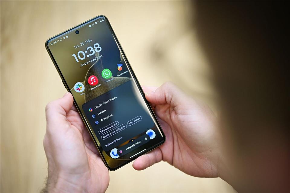 Bilder generieren, Playlists erstellen, Erinnerungen anlegen: Kann man alles per Sprachbefehl oder Chat von der KI erledigen lassen.Nico Tapia/dpa-tmn