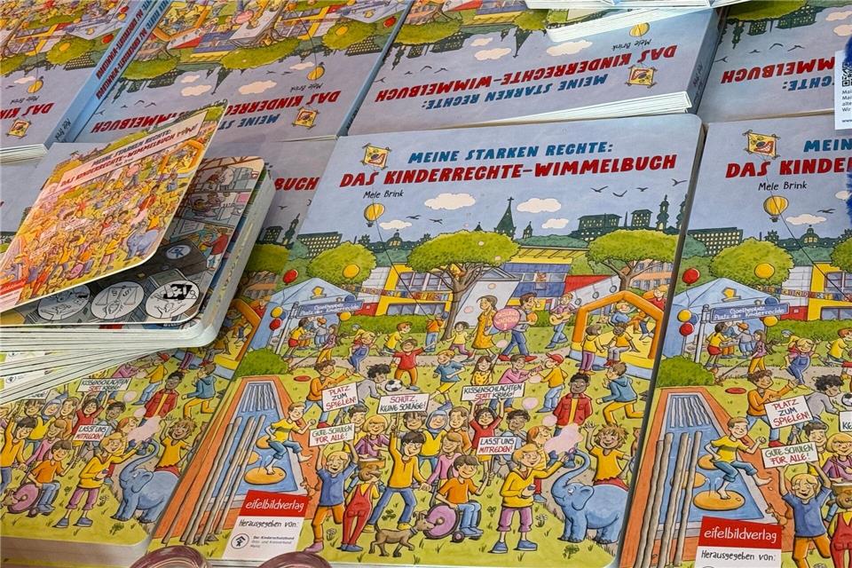 Bilder sagen mehr als Worte: Das Wimmelbuch macht sich für die Rechte der Kinder stark.Bernd Glebe/dpa