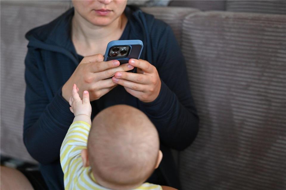 Bildschirme ziehen auch Babys oft magisch an - aber die Familienministerin warnt. (Symbolbild)Elisa Schu/dpa