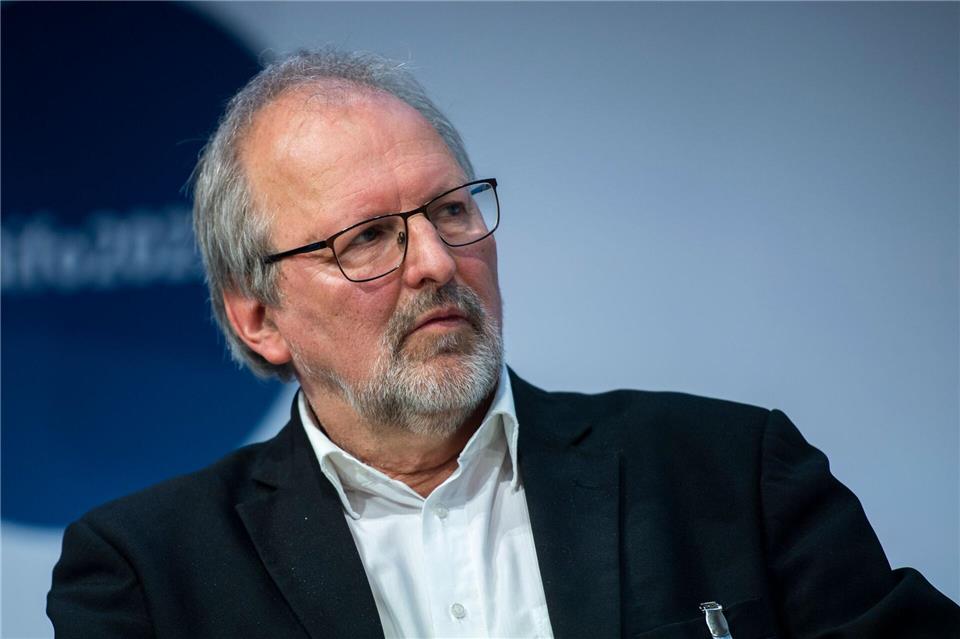 Bildungsexperte Heinz-Peter Meidinger findet den Notentrend an deutschen Schulen bedenklich. (Archivbild)Christophe Gateau/dpa