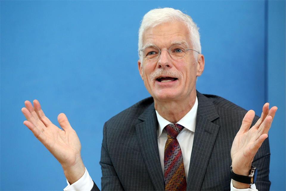 Bildungsforscher Andreas Schleicher stellte die neue Studie „Bildung auf einen Blick 2026“ vor. (Archivbild)Wolfgang Kumm/dpa
