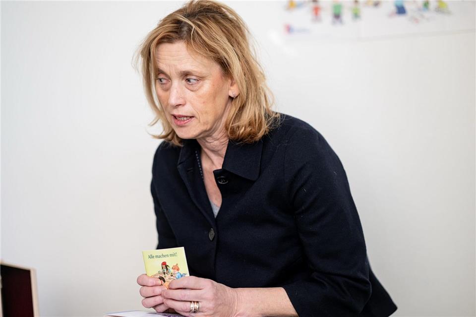 Bildungsminiserin Prien betont die Bedeutung des Vorlesens und der frühen Bildung.Fabian Sommer/dpa