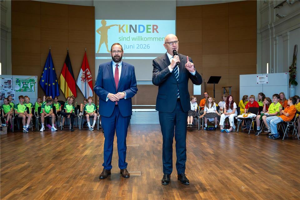 Bildungsminister Gordon Hoffmann (links) und Ministerpräsident Dietmar Woidke feierten in der Staatskanzlei mit rund 100 Grundschülern den Kindertag.Soeren Stache/dpa