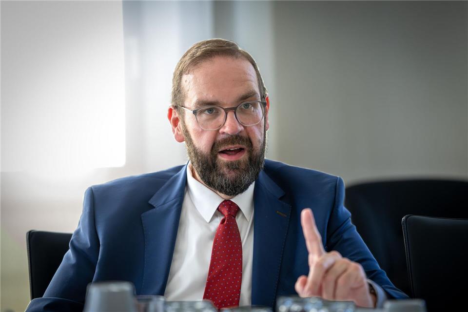 Bildungsminister Hoffmann will, dass weiterführende Schulen weiter selbst über ein Handyverbot entscheiden. (Archivbild)Soeren Stache/dpa