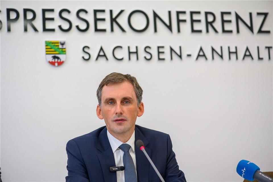 Bildungsminister Jan Riedel (CDU) stellt die Pläne zum neuen Schuljahr in Sachsen-Anhalt vor. (Archivbild) Klaus-Dietmar Gabbert/dpa