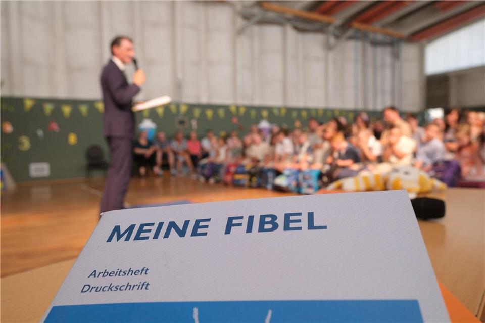 Bildungsminister Jan Riedel (CDU) war in einer Schule in der Gemeinde Molauer Land im Burgenlandkreis zu Gast.Sebastian Willnow/dpa