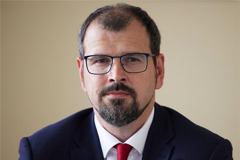 Bildungsminister Steffen Freiberg will Lehrerinnen und Lehrer entlasten, nachdem sie zu mehr Unterrichtsstunden verpflichtet wurden. (Archivbild)Joerg Carstensen/dpa