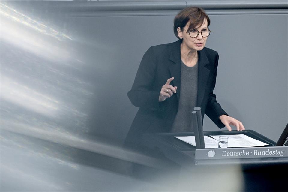 Bildungsministerin Bettina Stark-Watzinger (FDP) spricht bei einer Sitzung im Deutschen Bundestag.