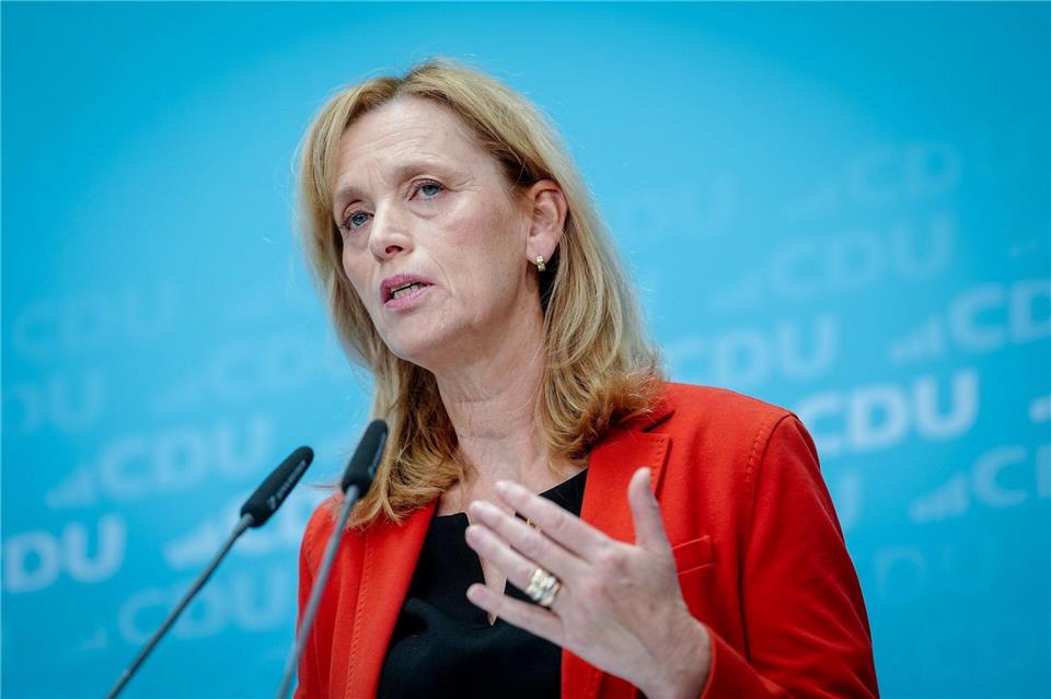 Ministerin Prien: Würde bei AfD-Kanzler auswandern Bildungsministerin Prien berichtet von Überlegungen unter Juden, ob sie sich vorsorglich ein Finanzpolster im Ausland anlegen sollen. Kay Nietfeld/dpa