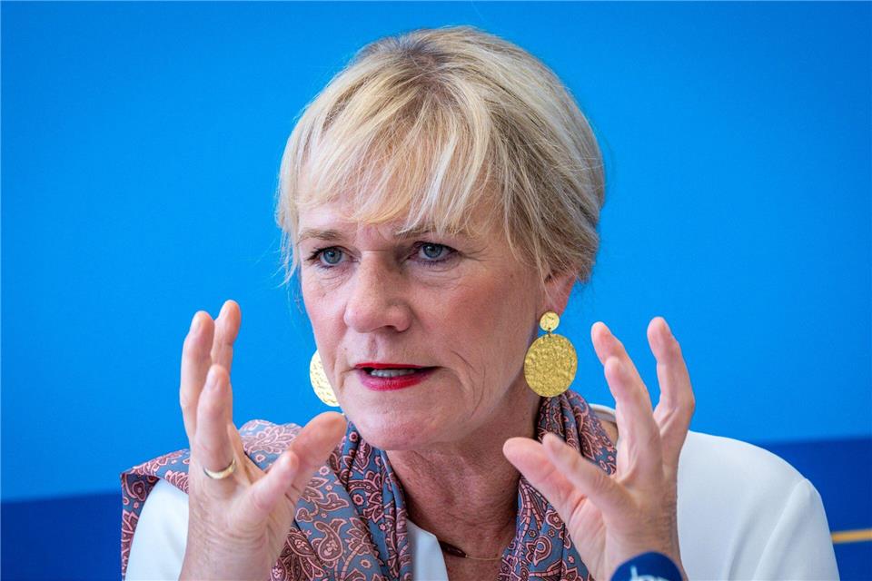 Bildungsministerin Simone Oldenburg (Linke) hält politische Bildung in der Schule für unverzichtbar. (Archivbild)Jens Büttner/dpa