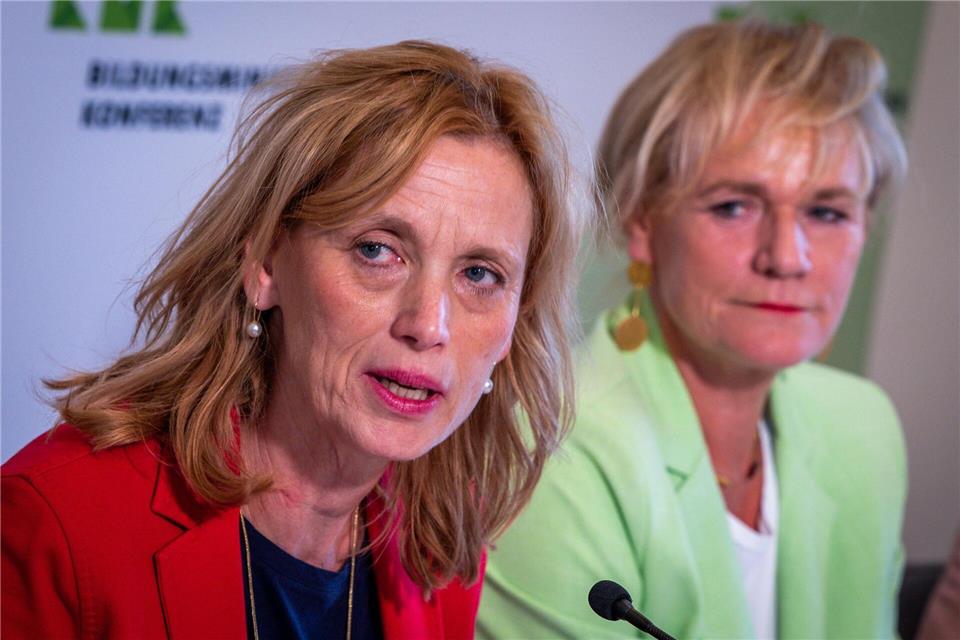 Bildungsministerin Simone Oldenburg (Linke, r) begrüßt grundsätzlich die Pläne ihrer Bundeskollegin Karin Prien (CDU). (Archivbild)Jens Büttner/dpa