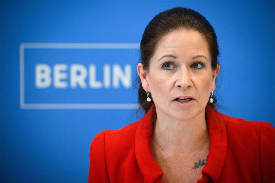 Bildungssenatorin Katharina Günther-Wünsch (CDU) hat einen 13-Punkte-Plan für sichere Schulen vorgestellt. Bernd von Jutrczenka/dpa