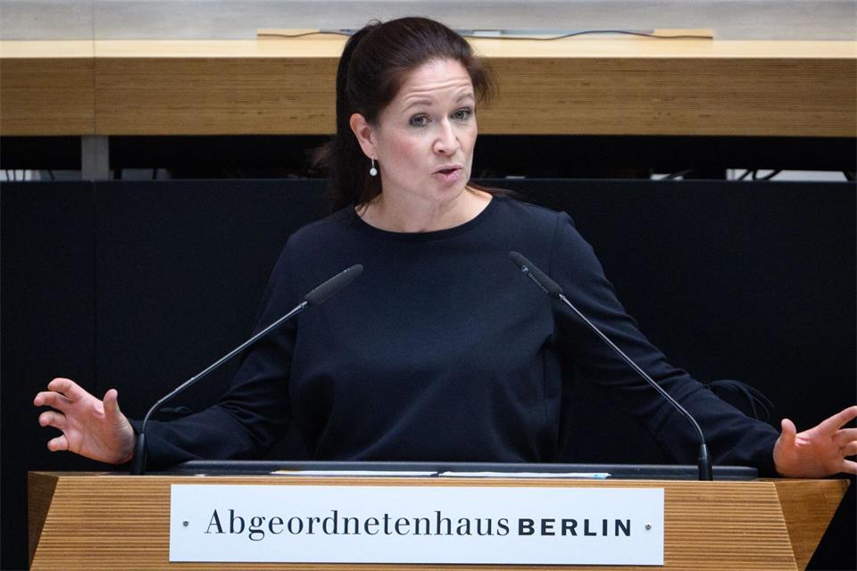 Bildungssenatorin Katharina Günther-Wünsch (CDU) setzt auf das Elternwahlrecht. Bernd von Jutrczenka/dpa