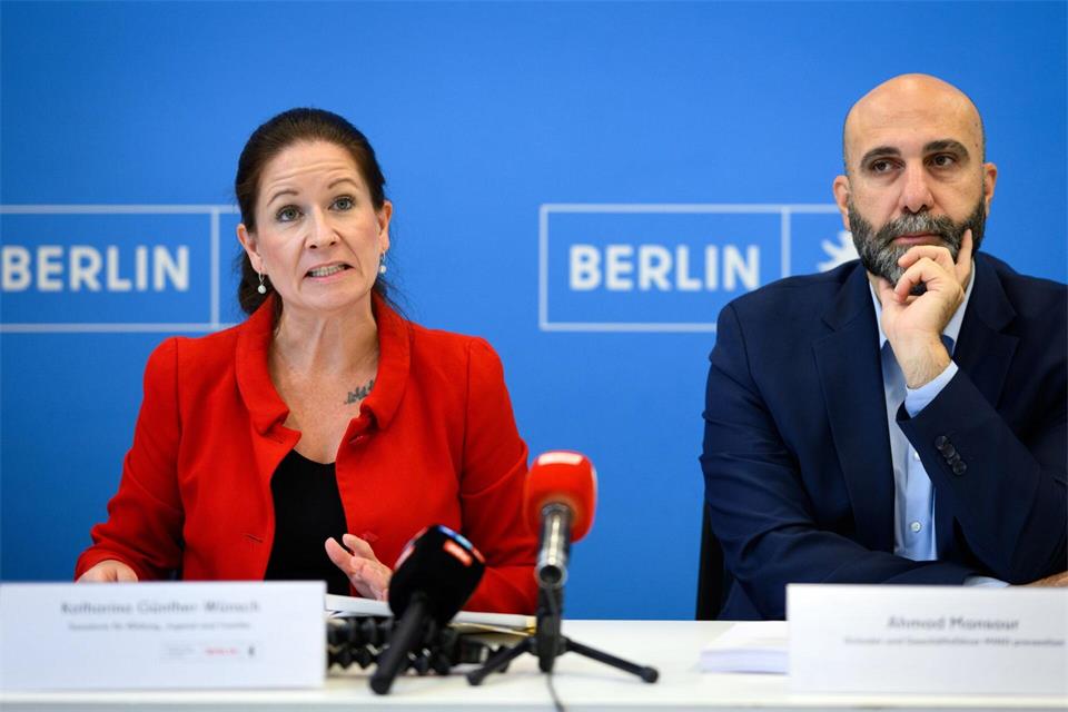 Bildungssenatorin Katharina Günther-Wünsch (CDU) und der Psychologe Ahmad Mansour sehen Handlungsbedarf an Berlins Schulen. Bernd von Jutrczenka/dpa