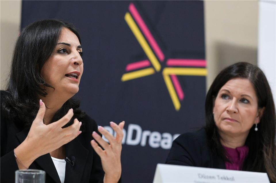 Bildungssenatorin Katharina Günther-Wünsch (CDU/rechts) startete ein Projekt zur Wertevermittlung an Schulen. Jens Kalaene/dpa