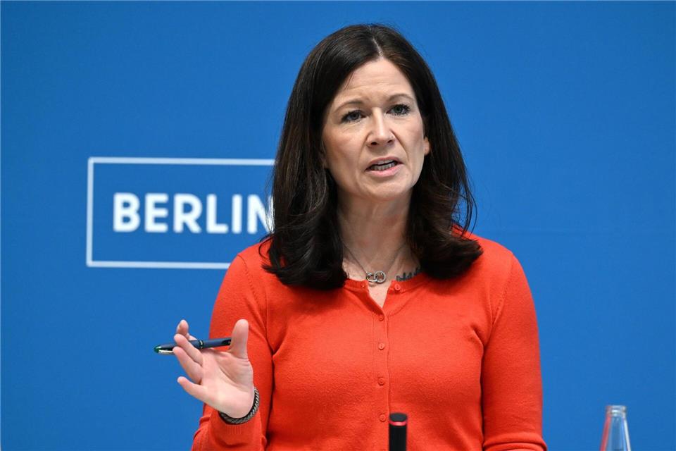 Bildungssenatorin Katharina Günther-Wünsch hat einen Bericht zum Schulbau in Berlin vorgelegt. (Archivbild) Soeren Stache/dpa
