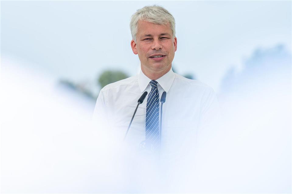 Bilger (hier bei einem Termin in Bayern) kommt zum Spatenstich bei BASF. (Archivbild)Armin Weigel/dpa