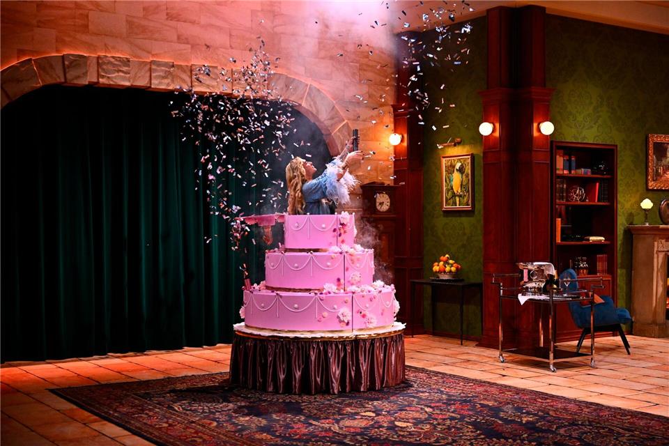 Bill Kaulitz kletterte aus einer Torte.Willi Weber/ ARD Degeto Film/ORF/Constantin Entertainment/dpa