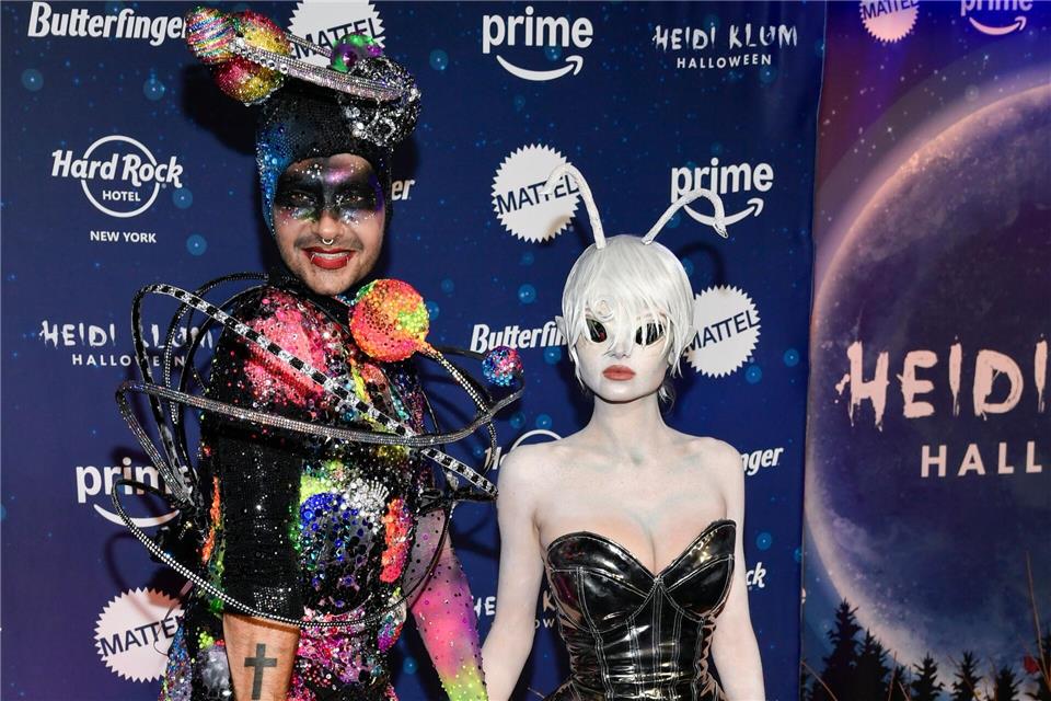 Bill Kaulitz (l) als „Universum“ und Leni Klum besuchen die Halloween-Party von Heidi Klum.Evan Agostini/Invision/AP/dpa