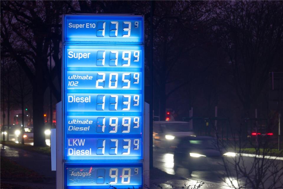 Billigeres Tanken: Zumindest bei den Spritpreisen gab es zuletzt etwas Entspannung.Henning Kaiser/dpa