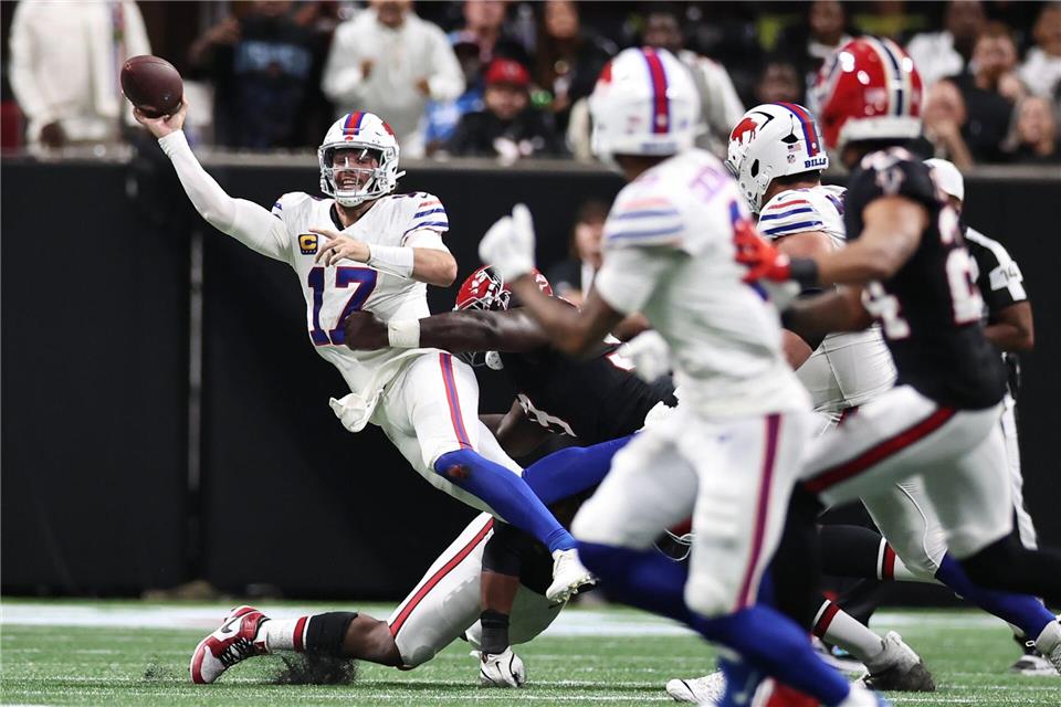 Bills-Quarterback Josh Allen (Nr. 17) war gegen die Falcons permanent unter Druck.Colin Hubbard/FR172196 AP/AP/dpa